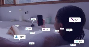 Küvette yatarken telefonu tutan beyaz bir kadının bildiri barlarının canlandırılması. Dijital bileşik, çoklu pozlama, hijyen, sosyal medya anımsatıcı, ev ve teknoloji kavramı.