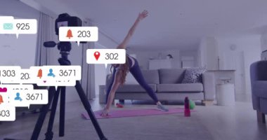 Evinde kamera kullanarak esneme hareketleri yapan beyaz bir kadının bildiri barlarının canlandırılması. Dijital bileşim, çoklu pozlama, sosyal medya hatırlatıcısı, fitness ve teknoloji konsepti.