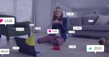 Tebligat barlarının animasyonu, beyaz kadın mum üfleme, video çağrısında doğum günü kutlaması. Dijital bileşim, çoklu pozlama, sosyal medya anımsatıcı ve teknoloji kavramı.