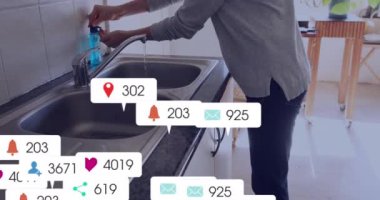 Evdeki lavaboda sabunla el temizleyen beyaz bir adamın bildiri barları. Dijital bileşik, çoklu maruz kalma, sosyal medya hatırlatıcısı, dezenfeksiyon, hijyen ve teknoloji.