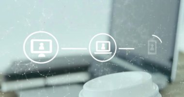 Masadaki kahve fincanı ve dizüstü bilgisayarın üzerindeki simgelerin akış şeması ve bağlı noktaların animasyonu. Dijital bileşik, çoklu pozlama, iletişim, içecek, içki ve teknoloji kavramı.