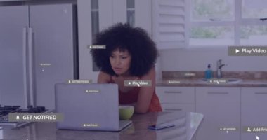 Kahve içen ve evde dizüstü bilgisayarla çalışan melez bir kadın hakkında bilgilendirme barları. Dijital bileşik, çoklu pozlama, içecek, içecek, sosyal medya anımsatıcı ve teknoloji kavramı.