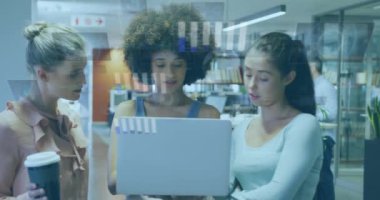 Grafiklerin, radarların ve bilgisayar dilinin animasyonu, dizüstü bilgisayarda tartışan çeşitli kadın iş arkadaşları. Dijital bileşik, çoklu pozlama, rapor, iş, sonar, takım çalışması, planlama ve teknoloji.