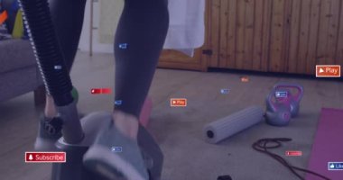 Kafkasyalı bir kadının televizyon izlerken bisiklet sürmesi ile ilgili uyarı barlarının canlandırılması. Dijital bileşik, çoklu pozlama, sosyal medya hatırlatıcısı, egzersiz, ev çalışması ve fitness konsepti.