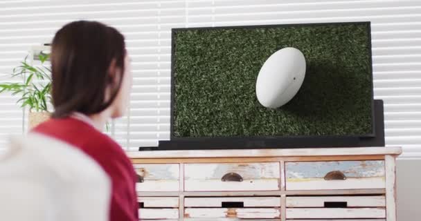 Femme Caucasienne Regardant Télévision Avec Balle Rugby Stade Écran Technologies — Video