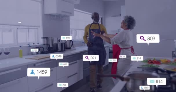 通过在厨房里跳围裙的高级非洲裔美国夫妇制作通知栏 数码合成 多重曝光 退休和社交媒体退休 — 图库视频影像