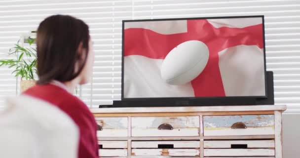 Femme Blanche Regardant Télévision Avec Ballon Rugby Sur Drapeau Angleterre — Video