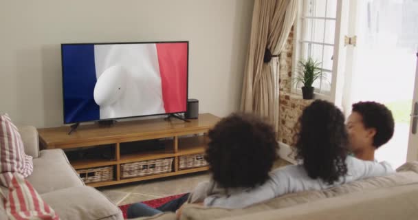 Бирасиал Семья Смотрит Телевизор Мячом Регби Флаге Франции Экране Коммуникационные — стоковое видео
