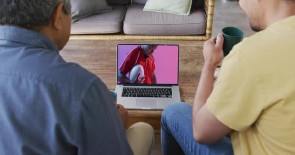 Dwurasowy Ojciec Syn Oglądający Laptop Afrykańskim Amerykańskim Rugby Piłką Ekranie — Wideo stockowe