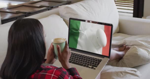 Biracial Vrouw Kijken Laptop Met Rugby Bal Vlag Van Ivoor — Stockvideo