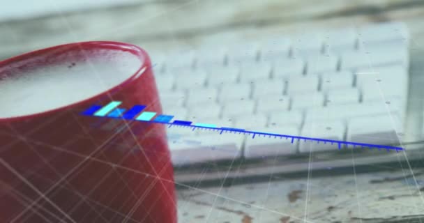 カップの牛乳の上に成長するバーグラフ上の矢のアニメーションと木のテーブルのキーボード デジタル複合 複数の露出 レポート ビジネス 技術コンセプト — ストック動画