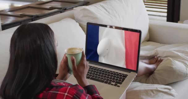 Двухсторонняя Женщина Смотрит Ноутбук Мячом Регби Флаге Франции Экране Коммуникационные — стоковое видео