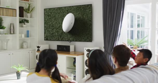 Famille Asiatique Regarder Télévision Avec Ballon Rugby Stade Écran Technologies — Video