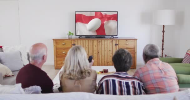 Diverse Senior Vrienden Kijken Met Rugby Bal Vlag Van Engeland — Stockvideo