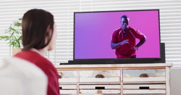 Femme Caucasienne Regardant Télévision Avec Joueur Rugby Américain Africain Attrapant — Video