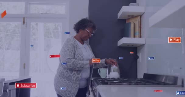 Tebligat Barlarının Animasyonu Kıdemli Afro Amerikan Kadın Mutfakta Kahve Hazırlıyor — Stok video