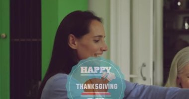 Mutlu Şükran Günü metninin animasyonu mutlu beyaz aile yemeği üzerine. Şükran Günü, kutlama ve dijital arayüz konsepti dijital olarak oluşturulmuş video.