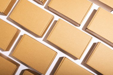 Beyaz zemin üzerinde kopya alanı olan karton hediye kutuları. Siber Pazartesi, Kara Cuma, çevrimiçi alışveriş, nakliye ve küresel bağlantılar kavramı.