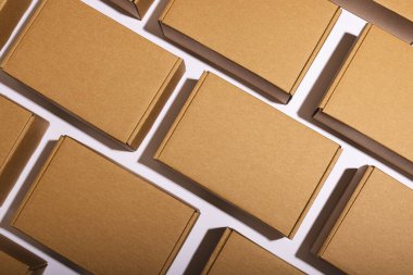 Beyaz zemin üzerinde kopya alanı olan karton hediye kutuları. Siber Pazartesi, Kara Cuma, çevrimiçi alışveriş, nakliye ve küresel bağlantılar kavramı.