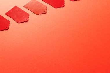 Kırmızı arkaplanda kopya alanı olan kırmızı fiyat etiketleri satışı. Kara Cuma, siber pazartesi, alışveriş, siber alışveriş, satış, perakende ve nakliye konsepti.