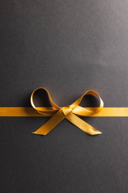 Altın hediye kurdelesi ve siyah arka planda fotokopi alanı. Kara Cuma, siber pazartesi, alışveriş, siber alışveriş, satış, perakende ve nakliye konsepti.