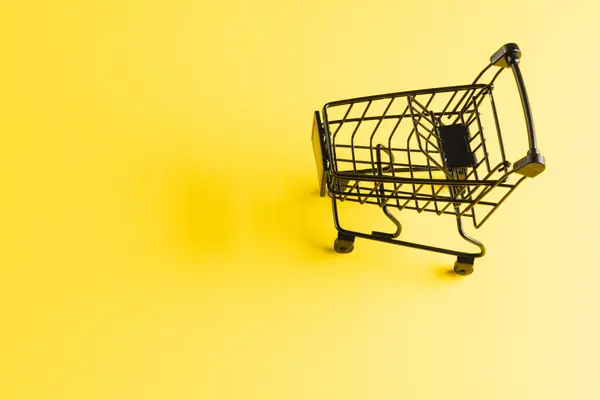 Μαύρο Εμπορικό Τρόλεϊ Αντίγραφο Χώρου Κίτρινο Φόντο Ηλεκτρονικό Εμπόριο Λιανική — Φωτογραφία Αρχείου