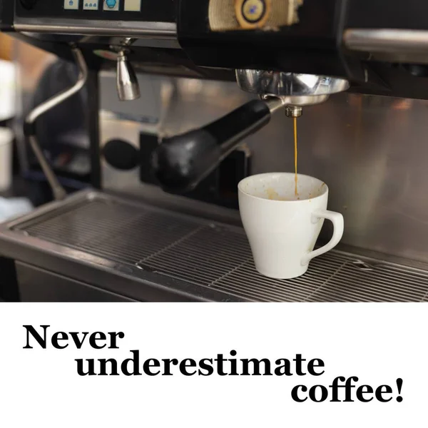 Kafedeki Beyaz Bardağı Dolduran Kahve Makinesi Beyaz Kahve Makinesindeki Kahve — Stok fotoğraf