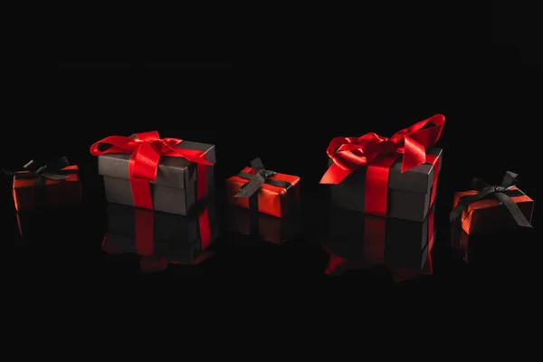 Schwarz Rote Geschenkboxen Mit Schleife Und Kopierraum Auf Schwarzem Hintergrund — Stockfoto