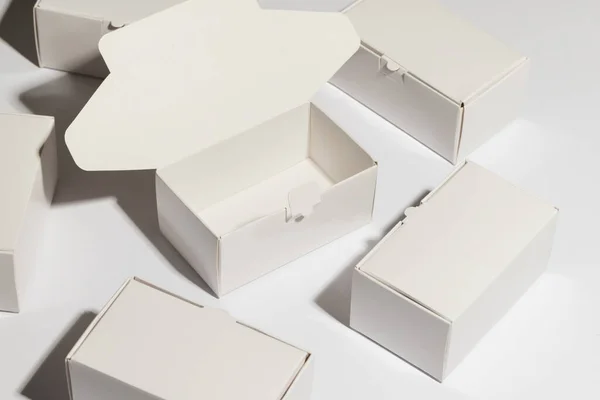 Otevřete Kartónovou Dárkovou Krabici Krabice Kopírovacím Prostorem Bílém Pozadí Kybernetické — Stock fotografie
