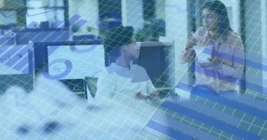 Muhtelif erkek ve kadınların ofiste tartıştığı istatistiksel veri işleme animasyonu. Bilgisayar arayüzü ve iş veri teknolojisi kavramı