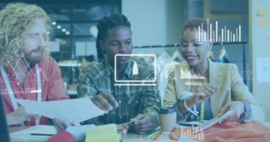 İstatistiksel veri işleme animasyonu. Ofiste birlikte tartışan çeşitli meslektaşlar hakkında. Bilgisayar arayüzü ve iş veri teknolojisi kavramı