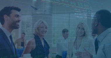 Çeşitli iş adamlarının ofiste el sıkışarak borsada veri işleme animasyonu. Küresel ekonomi ve iş veri teknolojisi kavramı