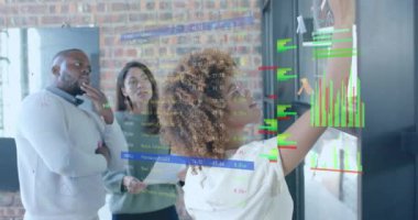 Çeşitli meslektaşların sıradan ofislerde beyin fırtınası yapması üzerine veri işleme arayüzü. Günlük iş, veri, dijital arayüz, takım çalışması, ofis ve iletişim dijital olarak oluşturulmuş video.