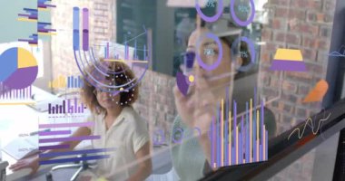 Ofiste beyin fırtınası yapan çeşitli bayan meslektaşların arayüzü üzerindeki verileri işleme grafikleri. Günlük iş, veri, dijital arayüz, bağlantı, ofis ve iletişim dijital olarak oluşturulmuş video.