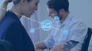 Ofiste dijital tablet kullanan beyaz iş kadınlarına karşı dijital simge ağının animasyonu. Küresel ağ ve iş teknolojisi kavramı