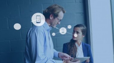 Ofisteki tablet üzerinde tartışan farklı erkek ve kadınların dijital simge ağının animasyonu. Küresel ağ ve iş teknolojisi kavramı