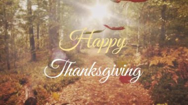 Orman parkında parlayan güneşe karşı mutlu şükran günü yazılı afişi. Şükran Günü ve Sonbahar sezonu konsepti