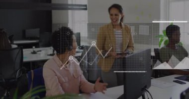 Ofiste tartışan iki farklı kadın üzerinde istatistiksel veri işleme arayüzünün animasyonu. Bilgisayar arayüzü ve iş veri teknolojisi kavramı