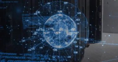 Bilgisayar sunucu odasında dönen dünya üzerinde veri işleme animasyonu. Bilgisayar arayüzü ve iş veri depolama teknolojisi kavramı