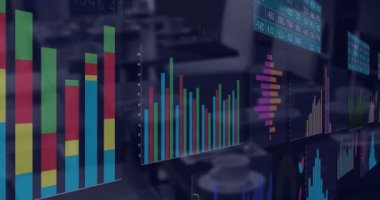 Boş ofise karşı istatistiksel veri işleme arayüzü animasyonu. Bilgisayar arayüzü ve iş veri teknolojisi kavramı