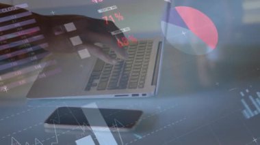 Ofiste dizüstü bilgisayar kullanan bir kadının orta bölümündeki istatistiksel veri işleme animasyonu. Bilgisayar arayüzü ve iş veri teknolojisi kavramı