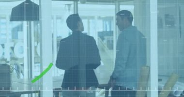 Ofiste notlar üzerinde tartışan kadın ve erkek arasında veri işleme animasyonu. Bilgisayar arayüzü ve iş veri teknolojisi kavramı