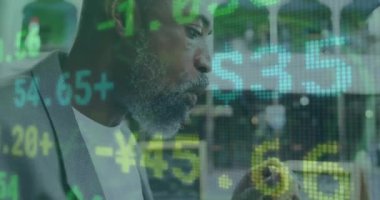 Çok renkli ticaret kurulunun animasyonu, kıdemli Afro-Amerikan adam yemek yiyor ve cep telefonuna bakıyor. Dijital bileşik, çoklu pozlama, iş, gıda, emeklilik, borsa ve teknoloji.