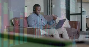 Afro-Amerikan sıradan iş adamının bilgisayar görüntülü araması ile ilgili verileri işliyor. Günlük iş, veri, dijital arayüz, bağlantı, ofis ve iletişim dijital olarak oluşturulmuş video.