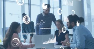 İstatistiksel veri işlemenin animasyonu. Ofiste tartışan farklı meslektaşlardan oluşan bir ekibe karşı. Bilgisayar arayüzü ve iş veri teknolojisi kavramı