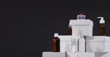 Siyah zemin üzerinde fotokopi alanı olan beyaz karton kutulu güzellik ürünleri videosu. Siber Pazartesi, Kara Cuma, çevrimiçi alışveriş, nakliye ve küresel bağlantılar kavramı.