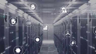 Sunucu odasındaki veri raflarındaki çubuklar üzerinde simgelerin ve bilgisayar dilinin canlandırılması. Dijital bileşik, kodlama, geri dönüşüm, ortam, veri merkezi, ağ oluşturma, teknoloji, ağ sunucusu.