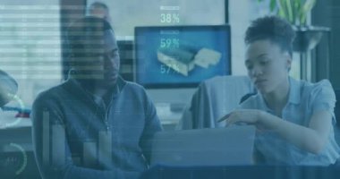 Ofiste dizüstü bilgisayarla tartışan kadın ve erkeğin istatistiksel veri işleme animasyonu. Bilgisayar arayüzü ve iş veri teknolojisi kavramı