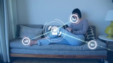 Evdeki kanepede tablet kullanan mutlu beyaz kadına karşı dijital simge ağı animasyonu. Küresel ağ ve iş teknolojisi kavramı