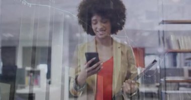Ofiste akıllı telefon kullanan mutlu bir Afrikalı Amerikalı kadın üzerinde veri işleme animasyonu. Bilgisayar arayüzü ve iş veri teknolojisi kavramı